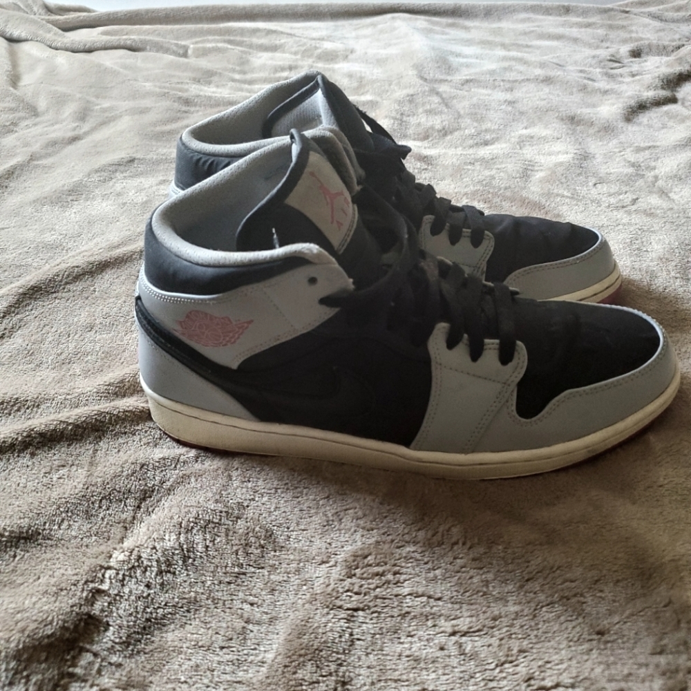 Jordan 1 Retro Mid Black/Gym Red/Wolf Grey 554724-012 Rare!!!!